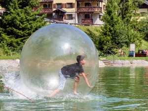水上步行球:一种令人陶醉的夏日水上活动 水上步行球:一种令人陶醉的夏日水上活动