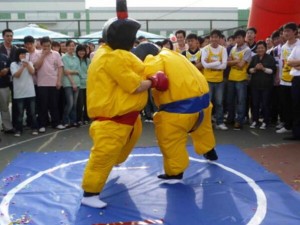 当“包裹”变得有趣:充气相扑服装大杂烩! 当“包裹”变得有趣:充气相扑服装大杂烩!